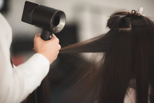 Κομμώτρια Στέγνωσε Μαλλιά Της Πελάτισσας Της Στεγνωτήρα Μαλλιών Στο Σαλόνι — Φωτογραφία Αρχείου