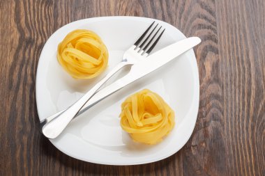 Makarna plaka, ahşap arka plan üzerinde