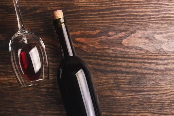 玻璃与葡萄酒和瓶用软木，木质的背景 — 图库照片