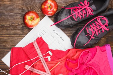 Diyet planı ve spor öğeleri, ahşap arka plan