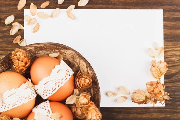 Huevos de Pascua en el bowl, fondo de madera — Foto de Stock