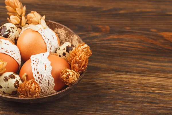 Huevos de Pascua en el bowl, fondo de madera — Foto de Stock
