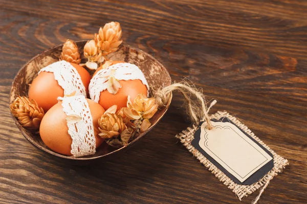 Huevos de Pascua en el bowl — Foto de Stock