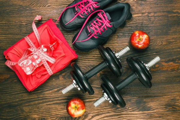 Spor Eşyası, elma ve su şişe