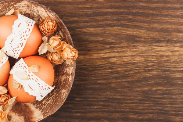 Huevos de Pascua en el bowl — Foto de Stock