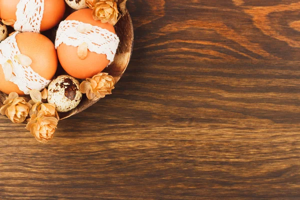 Huevos de Pascua en el bowl — Foto de Stock