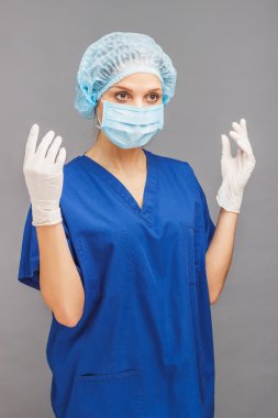 Kadın doktor tıbbi üniformalı