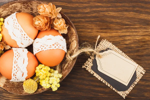 Huevos de Pascua en el bowl — Foto de Stock