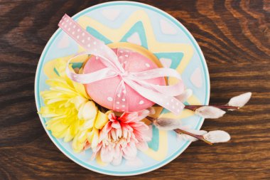 Paskalya yumurtası ile dekoratif tabak