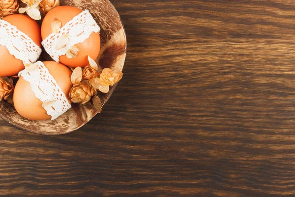 Huevos de Pascua en el bowl, fondo de madera — Foto de Stock