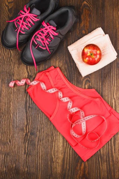 Spor ayakkabı, havlu, şişe suyu — Stok fotoğraf