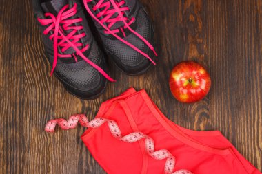 Spor ayakkabı, t-shirt ve elma