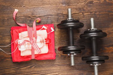 Spor Eşyası ahşap arka plan üzerinde