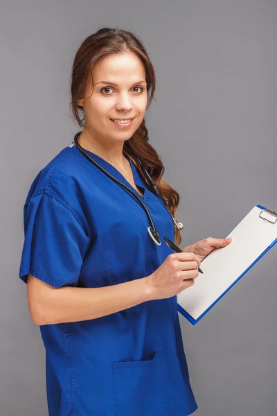 Mavi üniformalı kadın doktor — Stok fotoğraf