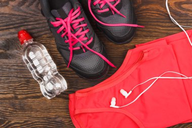 Spor ayakkabı, havlu ve kulaklıklar