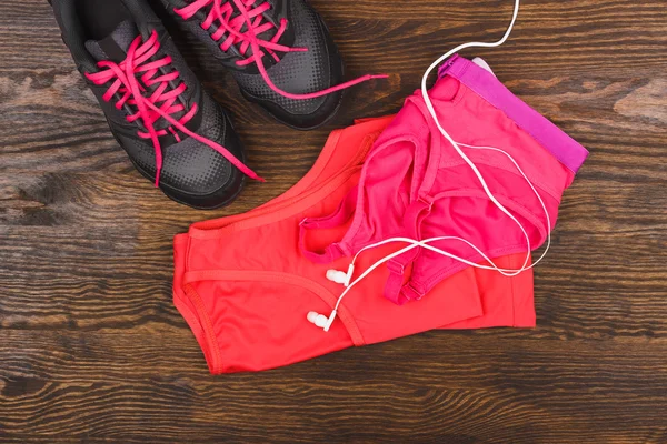 Zapatillas, camiseta, sujetador deportivo y auriculares — Foto de Stock