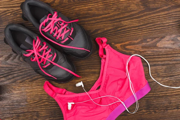 Zapatillas, auriculares y sujetador deportivo — Foto de Stock