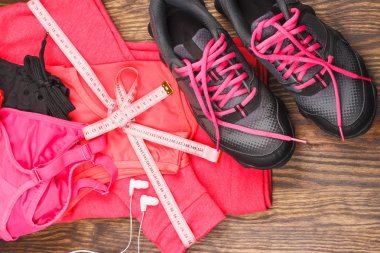 Ahşap arka plan üzerinde farklı Spor Eşyası