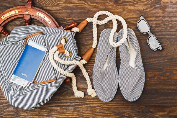 Tatil öğeler ahşap arka plan üzerinde