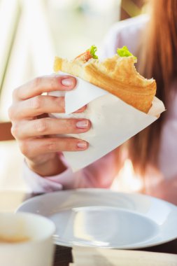 Kadın eli ile bir sandviç