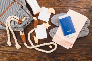 Tatil öğeler ahşap arka plan üzerinde