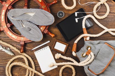 Farklı tatil öğeler ahşap tahta üzerinde