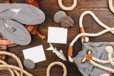 Farklı tatil öğeler ahşap tahta üzerinde