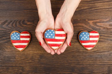 Çerez elinde Amerikan vatansever renklerle