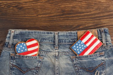 Ceplerinde Amerikan vatansever renkleri ile tanımlama