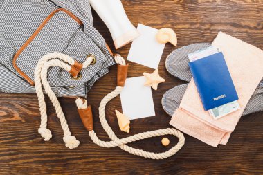 Tatil öğeler ahşap arka plan üzerinde