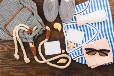 Tatil öğeler ahşap arka plan üzerinde
