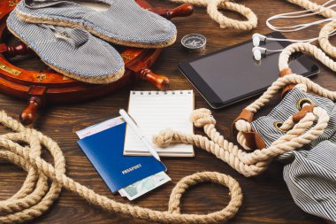 Tatil öğeler ahşap arka plan üzerinde