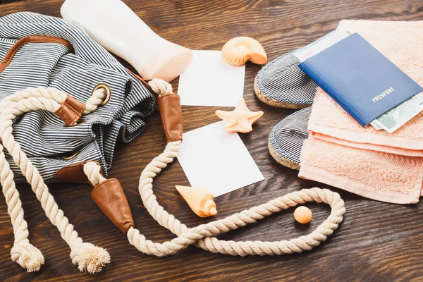 Tatil öğeler ahşap arka plan üzerinde
