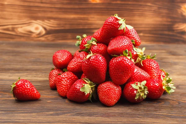 Fresas en el fondo de madera — Foto de Stock