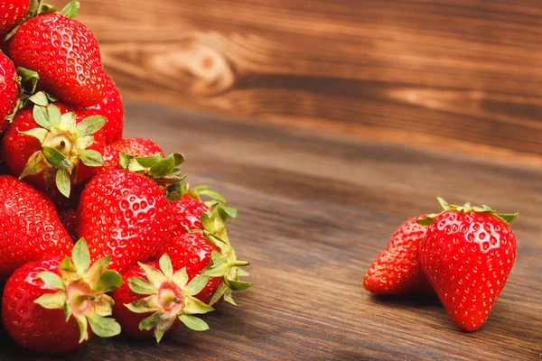 Fresas en el fondo de madera — Foto de Stock