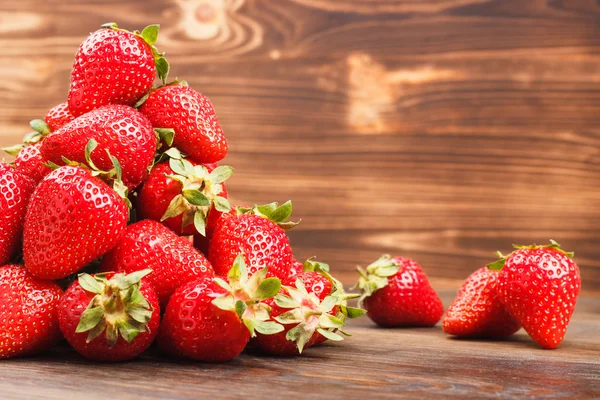 Fresas en el fondo de madera — Foto de Stock