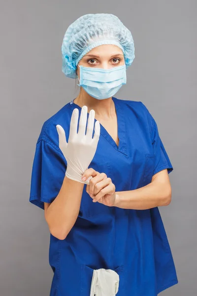 Kadın doktor tıbbi üniformalı — Stok fotoğraf