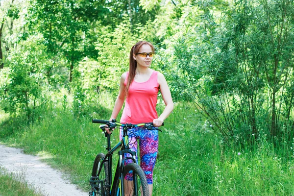 在森林里的自行车运动员 — 图库照片