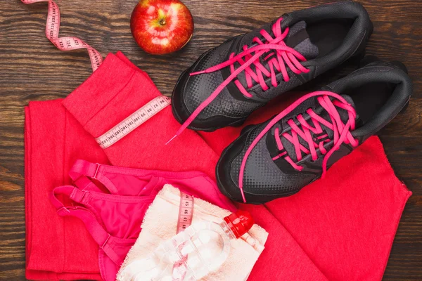 Zapatillas deportivas, toalla y sujetador deportivo — Foto de Stock