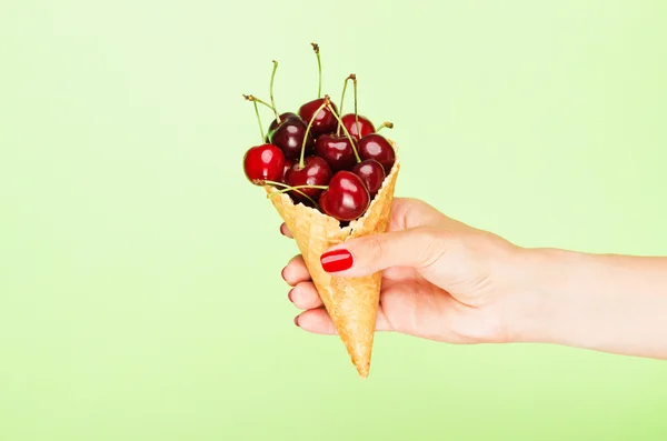 Tasse à gaufres aux cerises à la main — Photo