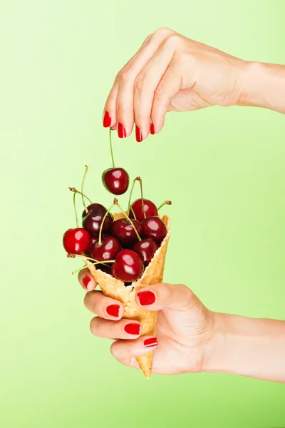 Tasse à gaufres aux cerises à la main — Photo