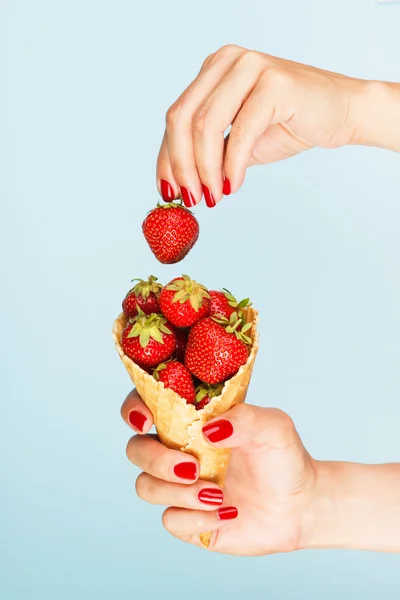 Waffle cup with strawberries in the hand — Stock Photo, Image