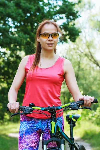Sport nő egy kerékpár, séta — Stock Fotó