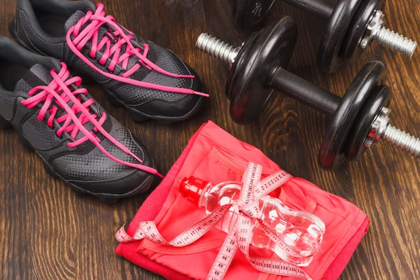 Spor spor ayakkabı, teyp ölçme ve spor sütyen — Stok fotoğraf