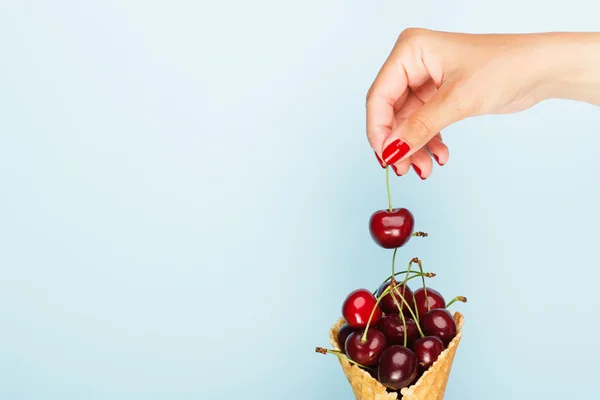 Tasse à gaufres avec cerises rouges à l'intérieur — Photo