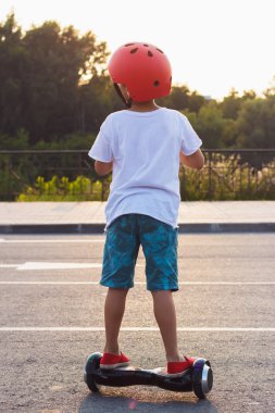 Oğlan siyah gyro scooter üzerinde açık havada duruyor