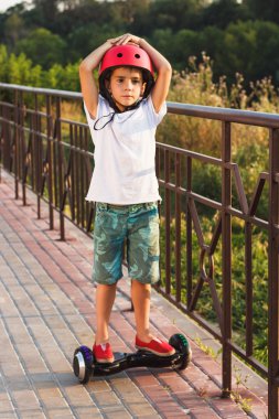 Oğlan siyah gyro scooter üzerinde açık havada duruyor