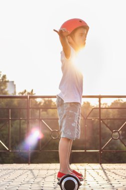 Çocuk siyah gyro scooter üzerinde açık havada hareket eder.