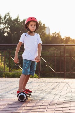 Çocuk siyah gyro scooter üzerinde açık havada hareket eder.