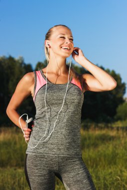 Müzik genç çekici kadın